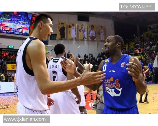 易建联07年对决雄鹿与山猫的精彩瞬间与篮球传奇回顾 易建联07年对决雄鹿与山猫的精彩瞬间与篮球传奇回顾